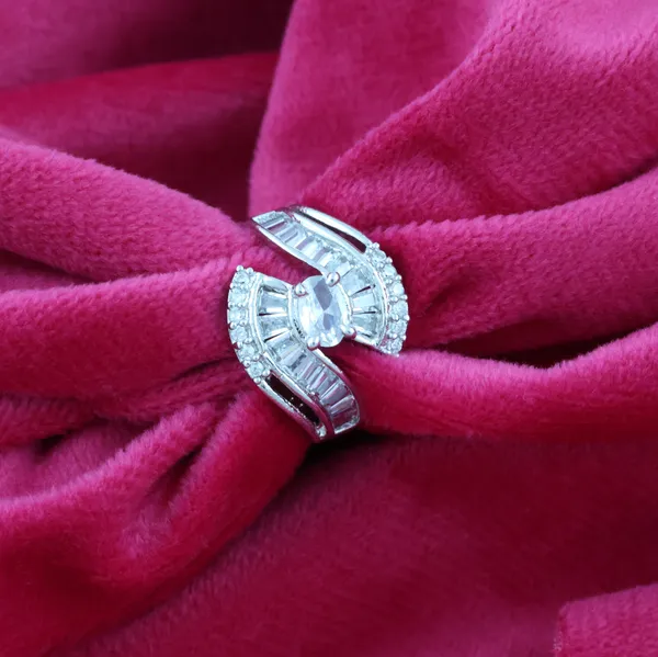 White_Elegant_Ring_For_Women