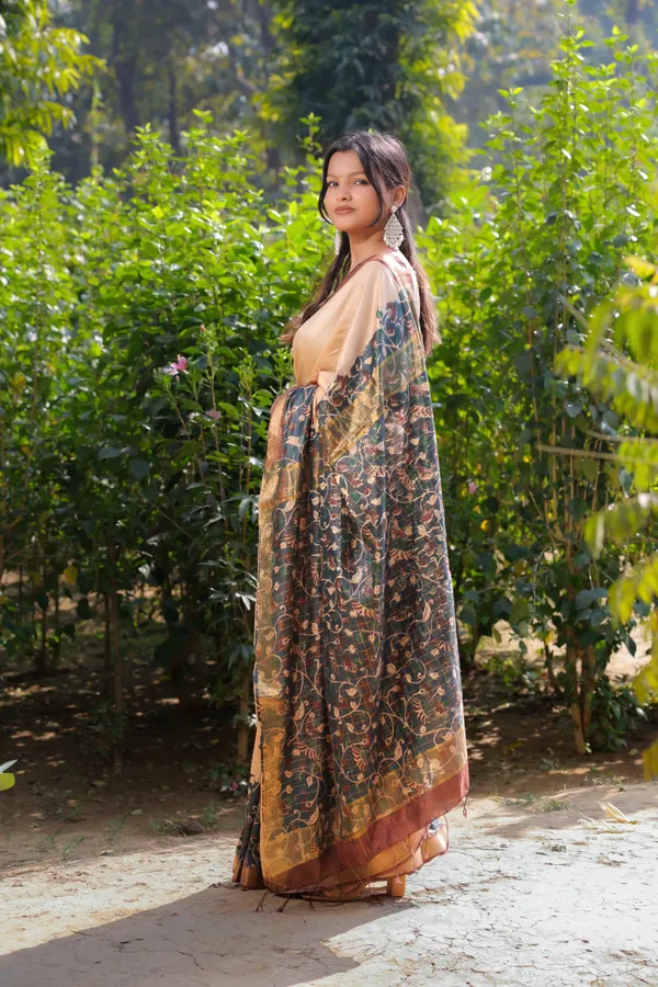 Grey_Hand_Printed_Kalamkari_Cotton_Silk_Saree_With_Running_Blouse_For_Women