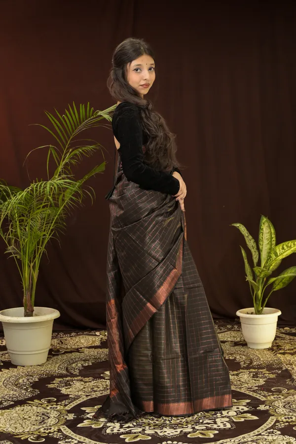 Black_Handwoven_Mangalgiri_Silk_Saree_With_Running_Blouse_For_Women