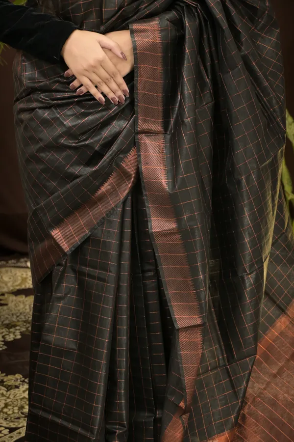 Black_Handwoven_Mangalgiri_Silk_Saree_With_Running_Blouse_For_Women