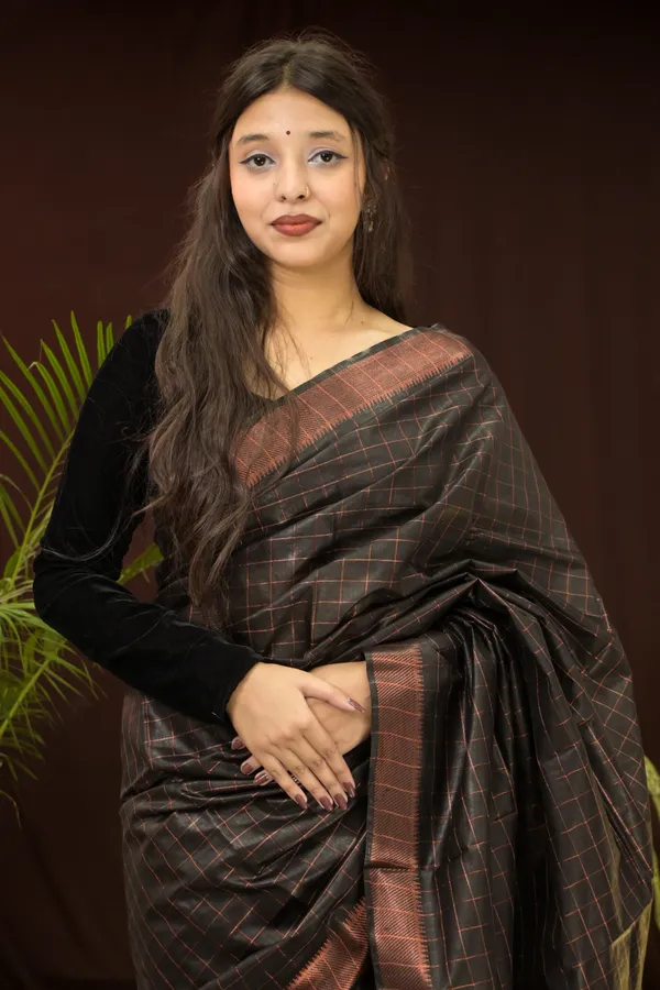 Black_Handwoven_Mangalgiri_Silk_Saree_With_Running_Blouse_For_Women