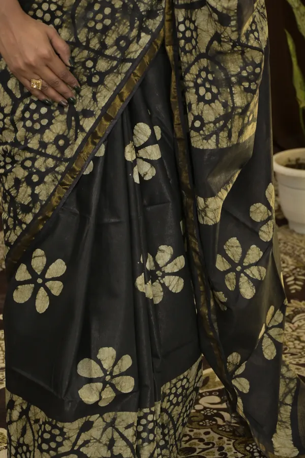 Black_Woven_Hand_Batik_Cotton_Silk_Saree_With_Running_Blouse_For_Women