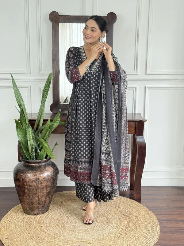 Ethnic_Motifs_Printed_V-Neck_Kurta_Pant_And_Dupatta_Set_For_Women's