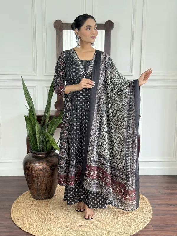 Ethnic_Motifs_Printed_V-Neck_Kurta_Pant_And_Dupatta_Set_For_Women's