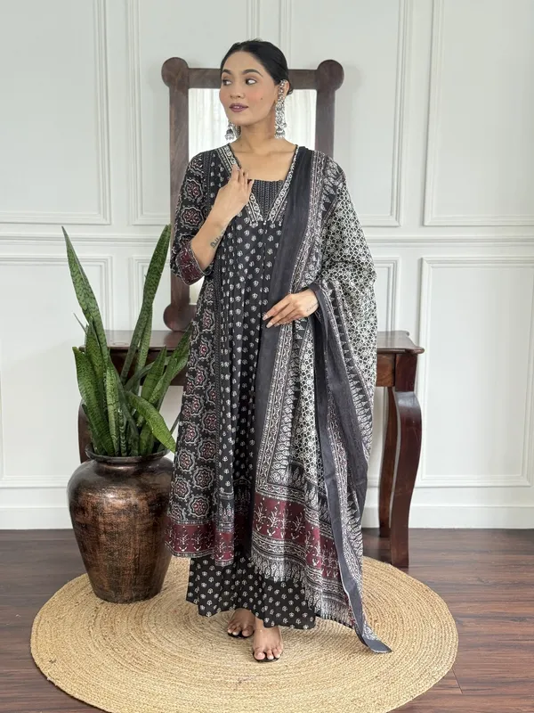Ethnic_Motifs_Printed_V-Neck_Kurta_Pant_And_Dupatta_Set_For_Women's