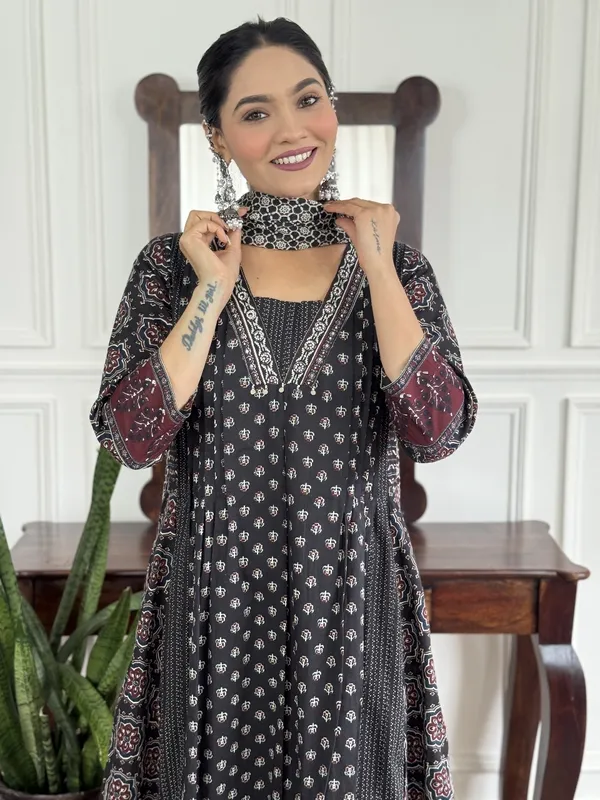 Ethnic_Motifs_Printed_V-Neck_Kurta_Pant_And_Dupatta_Set_For_Women's