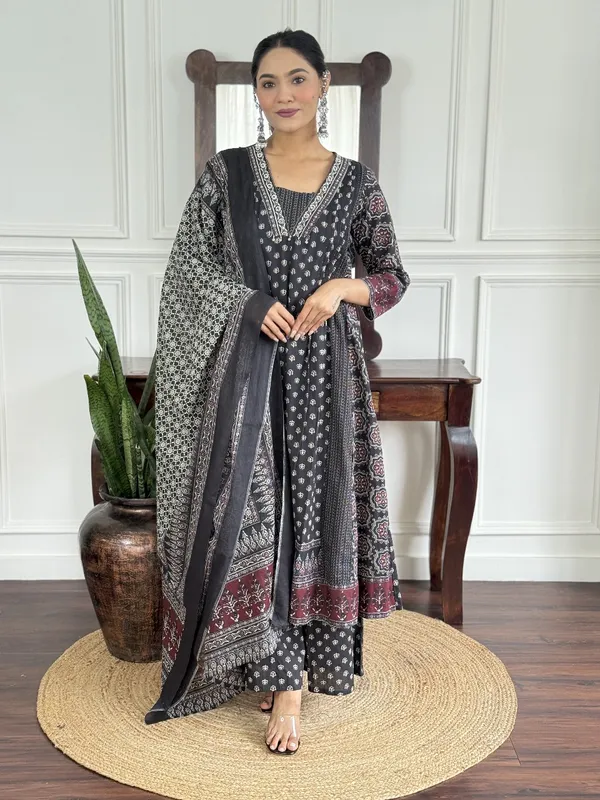 Ethnic_Motifs_Printed_V-Neck_Kurta_Pant_And_Dupatta_Set_For_Women's