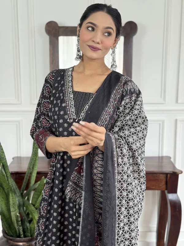 Ethnic_Motifs_Printed_V-Neck_Kurta_Pant_And_Dupatta_Set_For_Women's