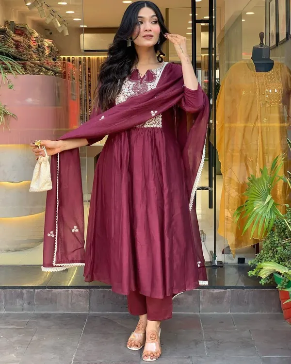 New_Anarkali_Kurta_Set_With_Cotton_Pant_&_Malmal_Dupatta_With_Tier_Pattern.