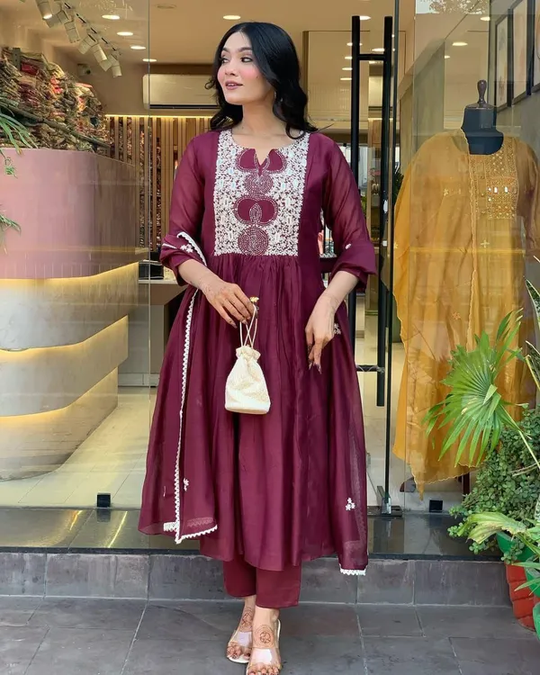 New_Anarkali_Kurta_Set_With_Cotton_Pant_&_Malmal_Dupatta_With_Tier_Pattern.