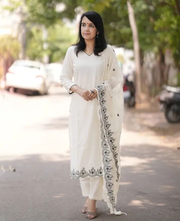 Off_White_Pure_Cotton_Embroidery_Kurta_Set_For_Women's