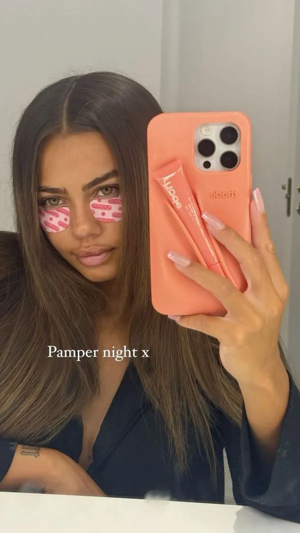 Tan_Apple_Iphone_Silicone_Phone_Cover_With_Built-In_Lip_Tint_Holder