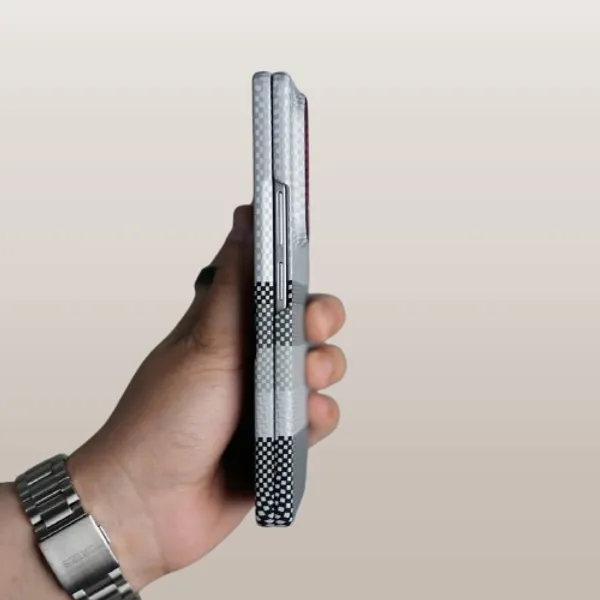 Galaxy_Z_Fold_7_Carbon_Fiber_Texture_Design