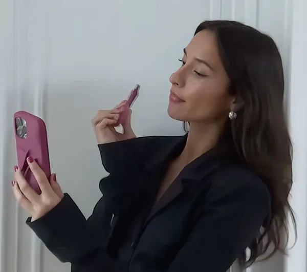 Clothemyphone_iPhone_Silicone_Phone_Cover_With_Built-In_Lip_Tint_Holder