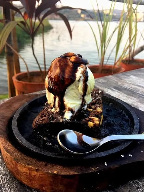 Brown_Iron_Sizzler_Plater_With_Wooden_Stand_|_Brownie_Sizzler_Plate_|_Wooden_Round_Sizzling_Brownie_Plate_|_Serving_Platter_|_Hot_Sizzling_Plate_|_5_Inch_Sizzler_Plate
