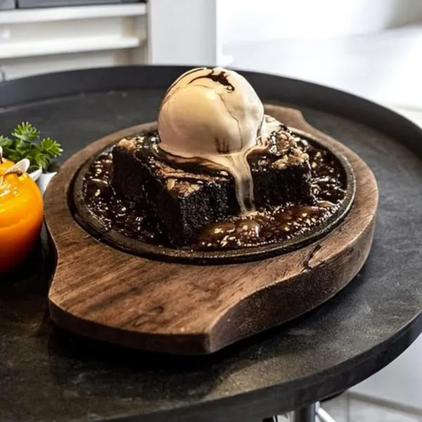 Brown_Iron_Sizzler_Plater_With_Wooden_Stand_|_Brownie_Sizzler_Plate_|_Wooden_Round_Sizzling_Brownie_Plate_|_Serving_Platter_|_Hot_Sizzling_Plate_|_5_Inch_Sizzler_Plate