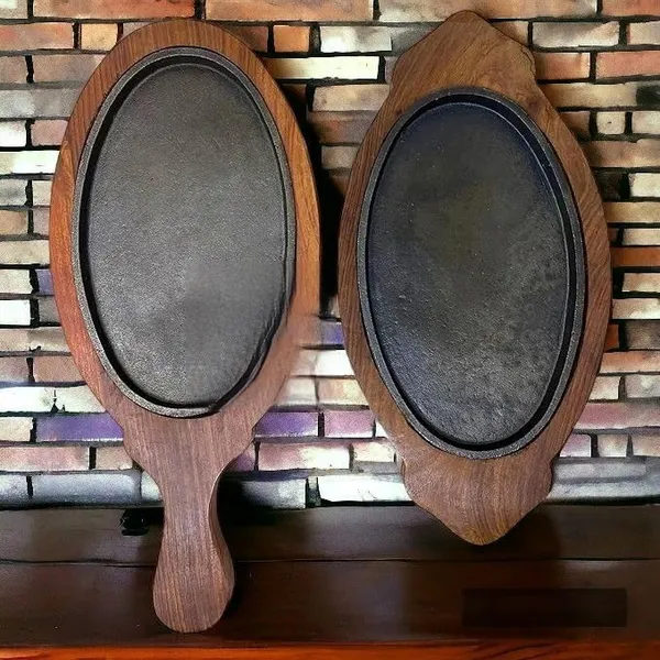 Pack_Of_2_Brown_Iron_Sizzler_Plater_With_Wooden_Stand