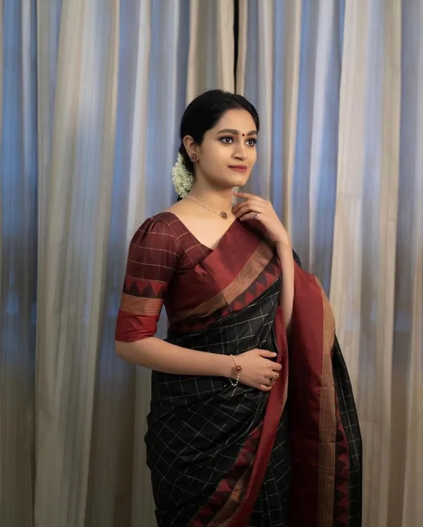 Black_Woven_Banarasi_Soft_Lichi_Silk_Saree_With_Unstitched_Blouse_Piece_For_Women