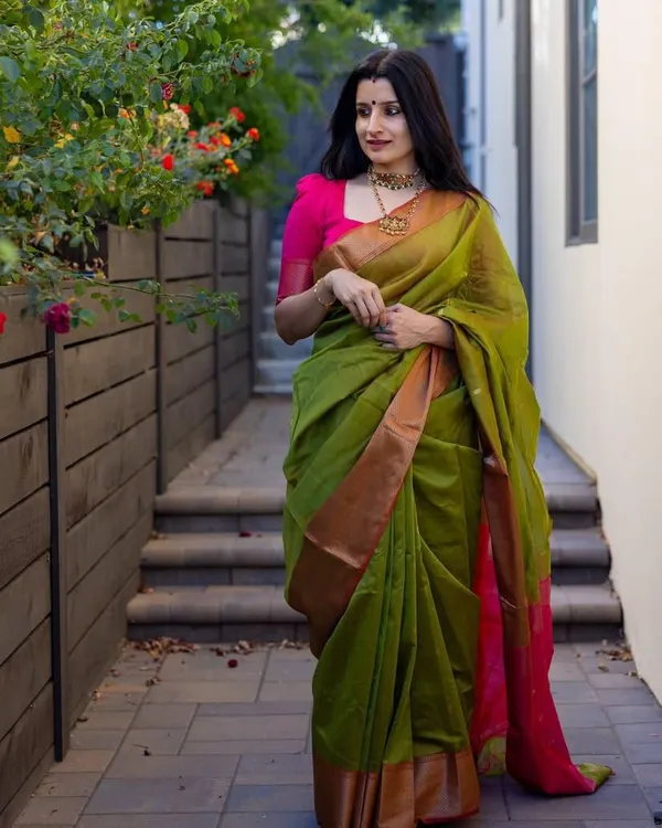 Green_Woven_Kanjivaram_Soft_Lichi_Silk_Saree_With_Unstitched_Blouse_Piece_For_Women