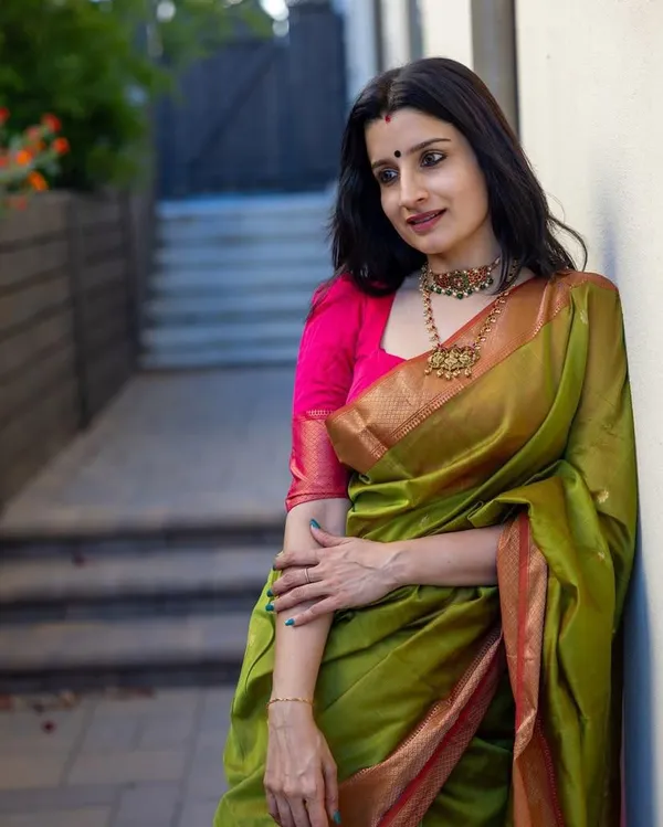 Green_Woven_Kanjivaram_Soft_Lichi_Silk_Saree_With_Unstitched_Blouse_Piece_For_Women
