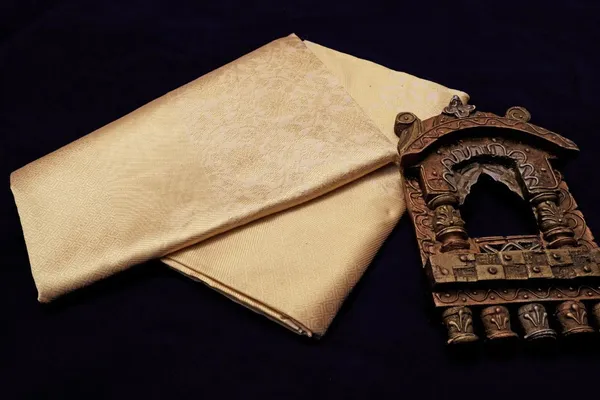 Gold_Woven_Soft_Lichi_Silk_Saree_With_Unstitched_Blouse_Piece_For_Women