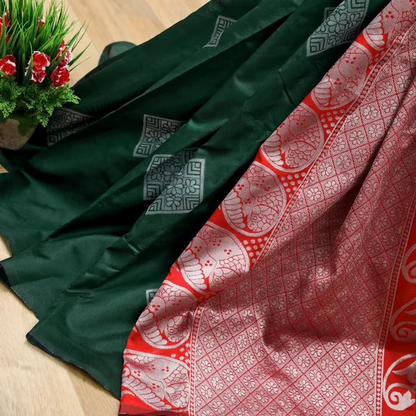 Red_Green_Woven_Soft_Lichi_Silk_Saree_With_Unstitched_Blouse_Piece_For_Women