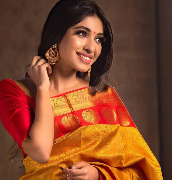 Yellow_Woven_Bollywood_Jacquard_Soft_Lichi_Silk_Saree_With_Unstitching_Blouse_Piece_For_Women