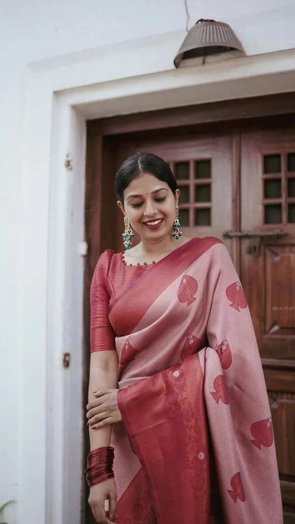 Pink_Woven_Kanjivaram_Soft_Lichi_Silk_Saree_With_Unstitched_Blouse_Piece_For_Women