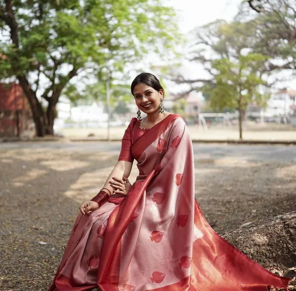 Pink_Woven_Kanjivaram_Soft_Lichi_Silk_Saree_With_Unstitched_Blouse_Piece_For_Women