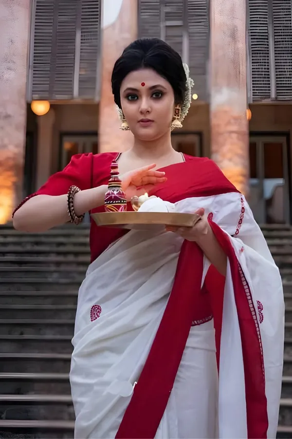 Red_White_Woven_Embellished_Banarasi_Silk_Blend_Soft_Lichi_Silk_Saree_With_Unstitched_Blouse_Piece_For_Women