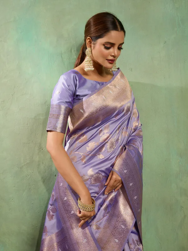 Lavender_Purple_Banarasi_Silk_Saree_with_Golden_Zari_Weaving