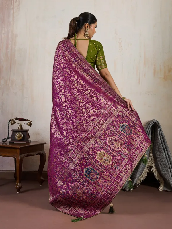 Olive_Green_&_Magenta_Banarasi_Silk_Saree