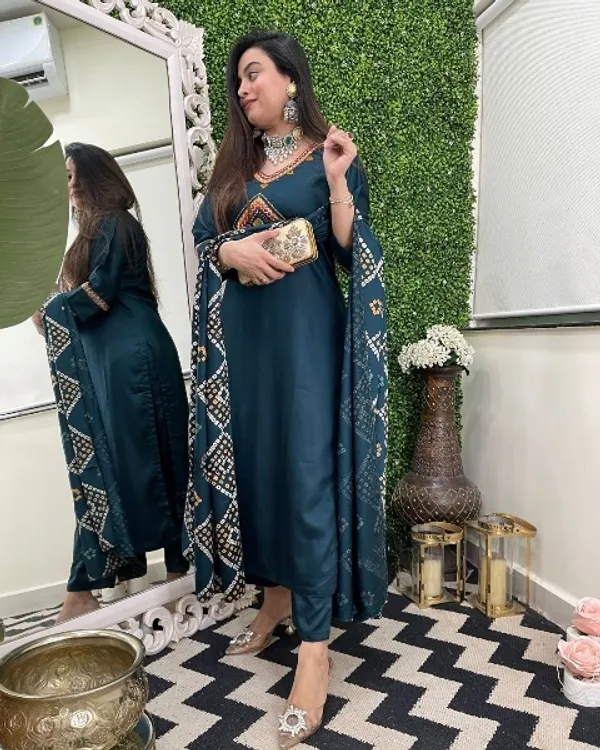 Navy_Blue_Viscose_Embroidered_Straight_Kurta_With_Viscose_Pant_And_Organza_Jacquard_With_Print_Dupatta_Sets_For_Women