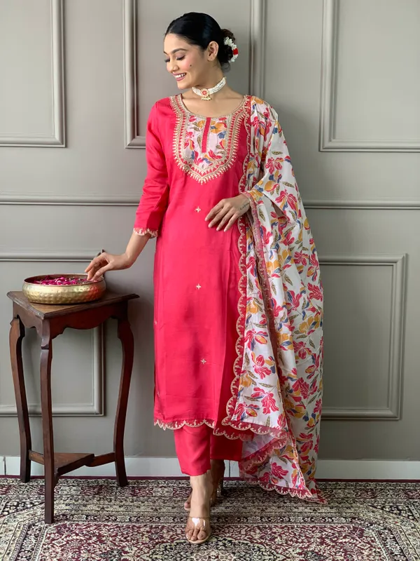 Red_Women_Kurti_With_Pant_&_Dupatta_For_Women