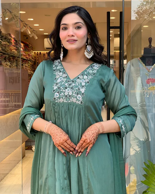 Green_Viscose_Embroidered_Kurta_With_Viscose_Pant_And_Nazmeen_Dupatta_Sets_For_Women