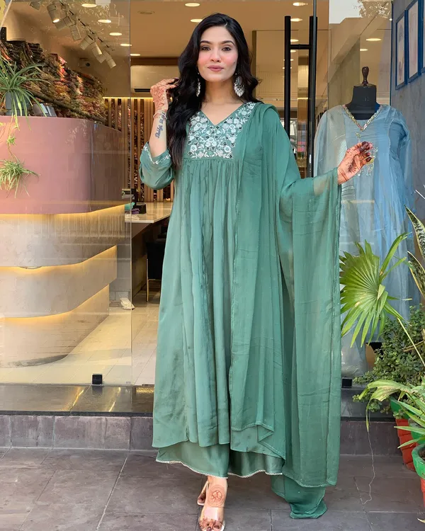 Green_Viscose_Embroidered_Kurta_With_Viscose_Pant_And_Nazmeen_Dupatta_Sets_For_Women