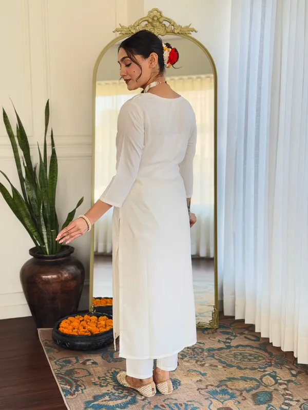 Off_White_Rayon_With_Inner_Embroidered_Straight_Kurta_With_Rayon_Pant_And_Silk_Chiffon_Laced_Dupatta_Sets_For_Women