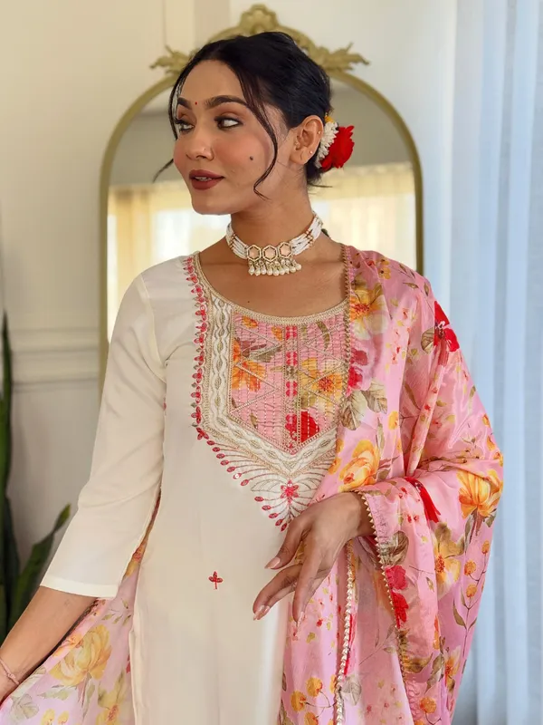 Off_White_Rayon_With_Inner_Embroidered_Straight_Kurta_With_Rayon_Pant_And_Silk_Chiffon_Laced_Dupatta_Sets_For_Women