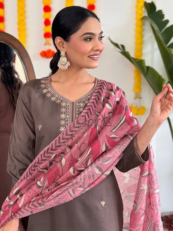 Brown_Viscose_Chanderi_Embroidered_Straight_Kurta_With_Viscose_Pant_And_Linen_Dupatta_Sets_For_Women