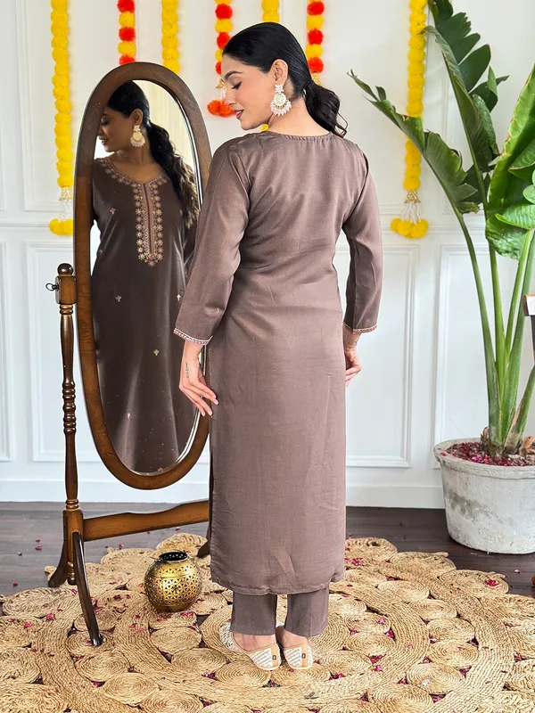 Brown_Viscose_Chanderi_Embroidered_Straight_Kurta_With_Viscose_Pant_And_Linen_Dupatta_Sets_For_Women