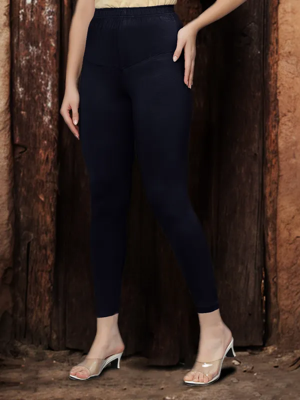 Black_V-Cut_Ankle_Length_Stylish_High-Waist_Leggings_For_Women