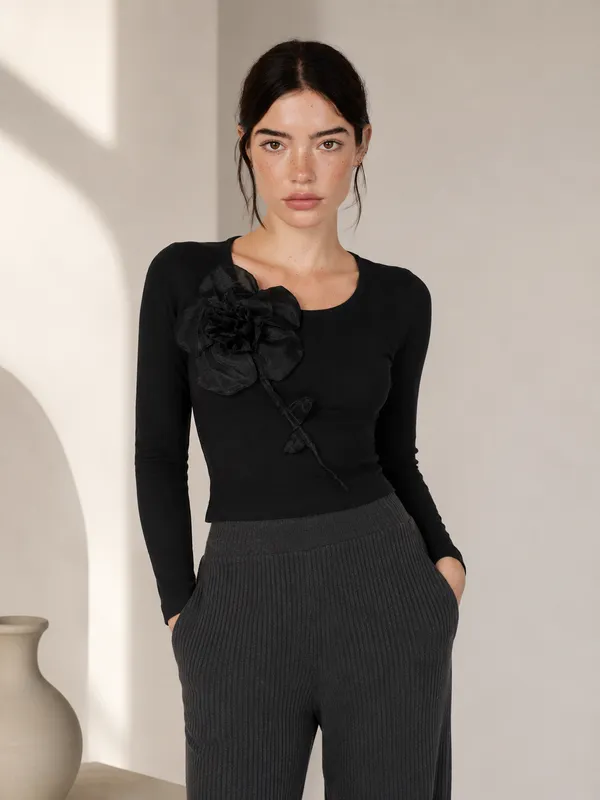 ribbed_black_flower_crop_top