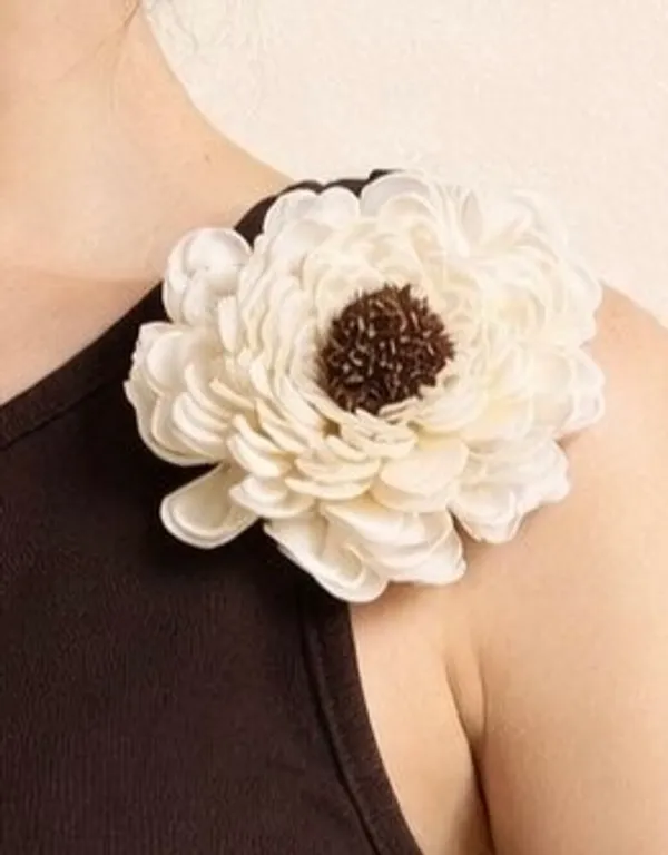 Brown_one_shoulder_flower_crop_top_with_gloves