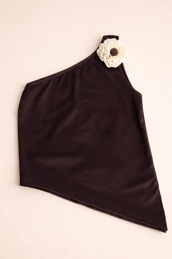 Brown_one_shoulder_flower_crop_top_with_gloves