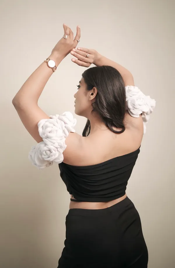 Trendy_Black_and_White_Floral_Print_Top_for_Women