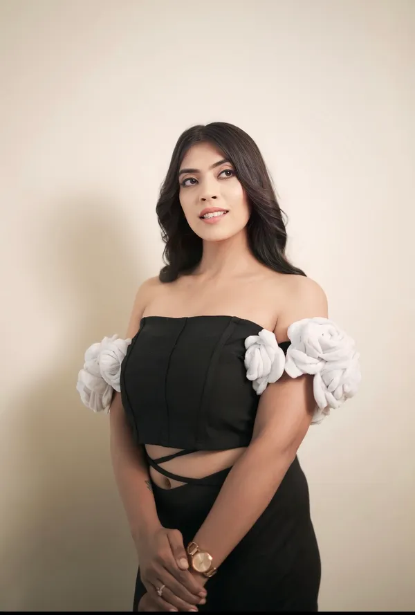 Trendy_Black_and_White_Floral_Print_Top_for_Women