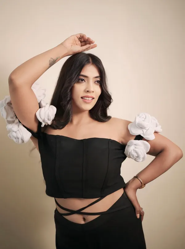 Trendy_Black_and_White_Floral_Print_Top_for_Women
