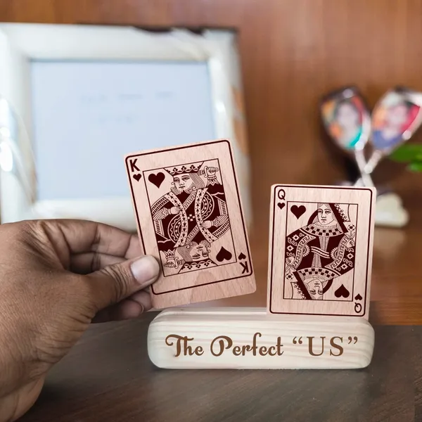 Brown_customizable_Couple_Name_Engraved_Poker_Themed_King_And_Queen_Wooden_Showpiece