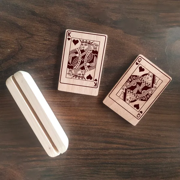 Brown_customizable_Couple_Name_Engraved_Poker_Themed_King_And_Queen_Wooden_Showpiece