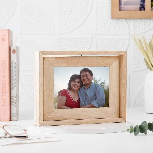 Customizable_Wooden_Rotating_Photo_Frame